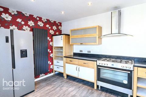 3 bedroom semi-detached house to rent, Spielman Road, DARTFORD