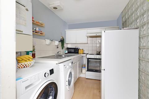 2 bedroom flat for sale, Shaftesbury Gardens, London