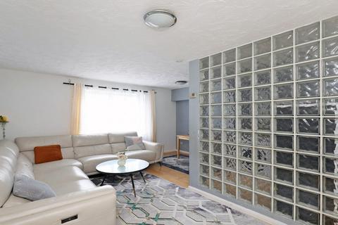 2 bedroom flat for sale, Shaftesbury Gardens, London