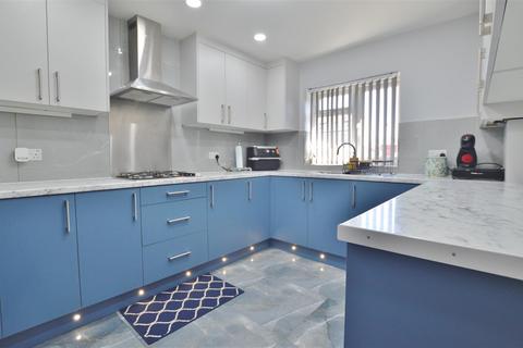 3 bedroom terraced house for sale, Canterbury Avenue, Slough
