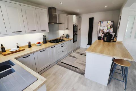 2 Aysgarth Close, Nuneaton, CV11 6WA