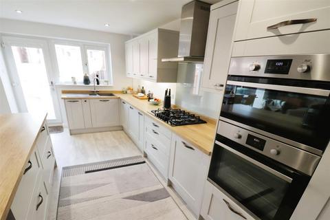2 Aysgarth Close, Nuneaton, CV11 6WA