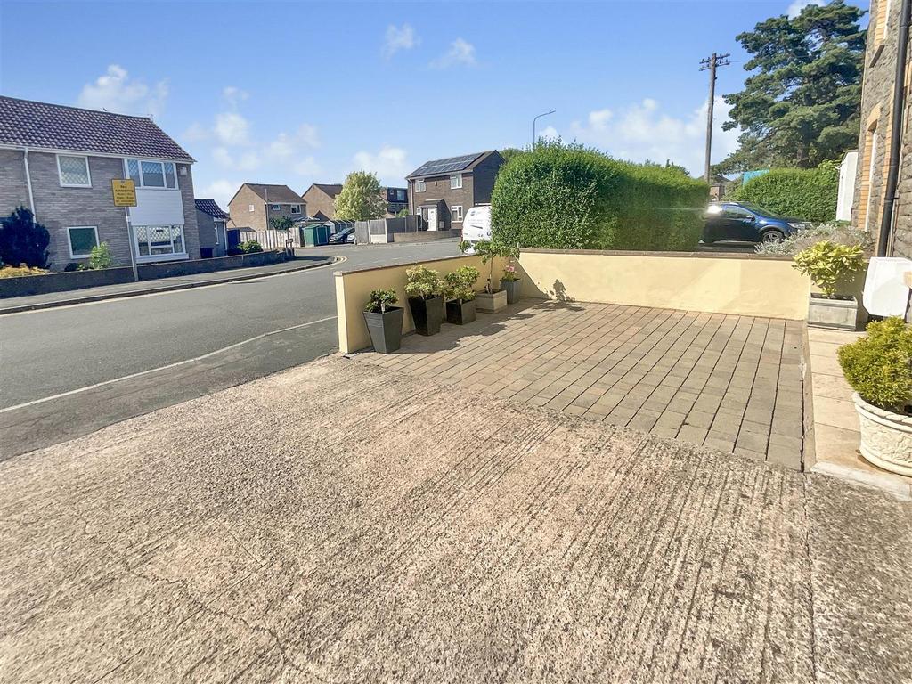 Front / Driveway