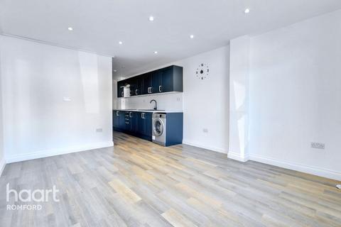 1 bedroom flat for sale, Flat 1, 24 Albert Road, Romford, RM1 2PJ
