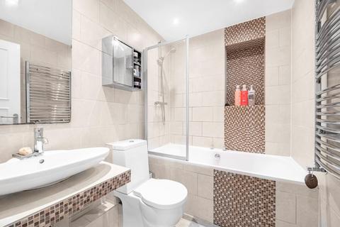33 Hamlet Square, London, NW2 1SR
