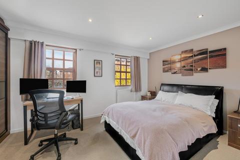 33 Hamlet Square, London, NW2 1SR