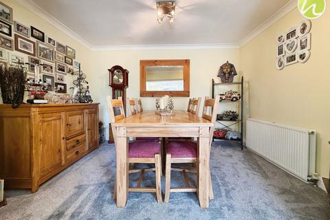 4 bedroom semi-detached house for sale, Giffords Cross Avenue, Corringham, SS17