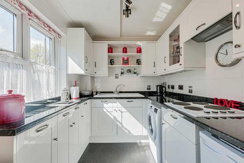 2 bedroom apartment for sale, Manchester Drive, Leigh-on-sea, SS9
