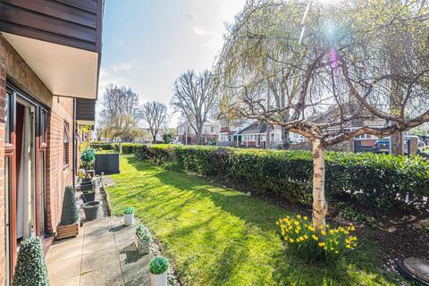 2 bedroom apartment for sale, Manchester Drive, Leigh-on-sea, SS9