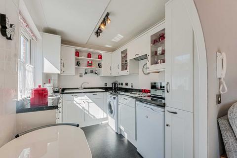 2 bedroom apartment for sale, Manchester Drive, Leigh-on-sea, SS9