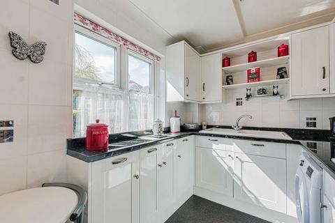 2 bedroom apartment for sale, Manchester Drive, Leigh-on-sea, SS9