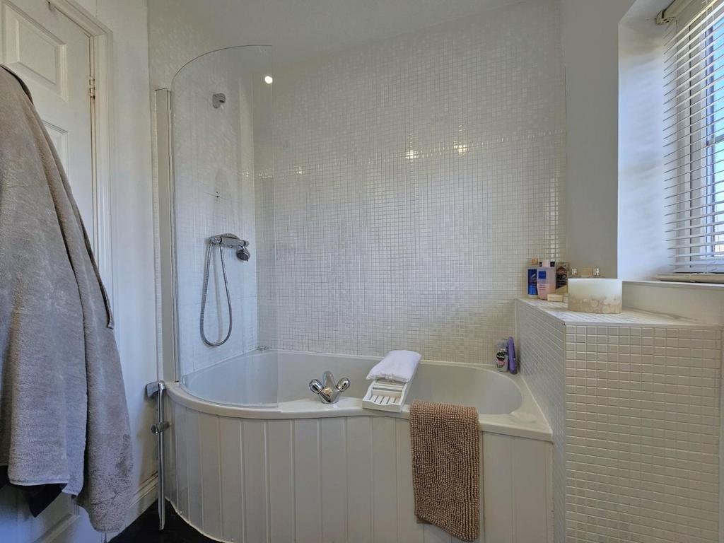 Bathroom 1.jpg