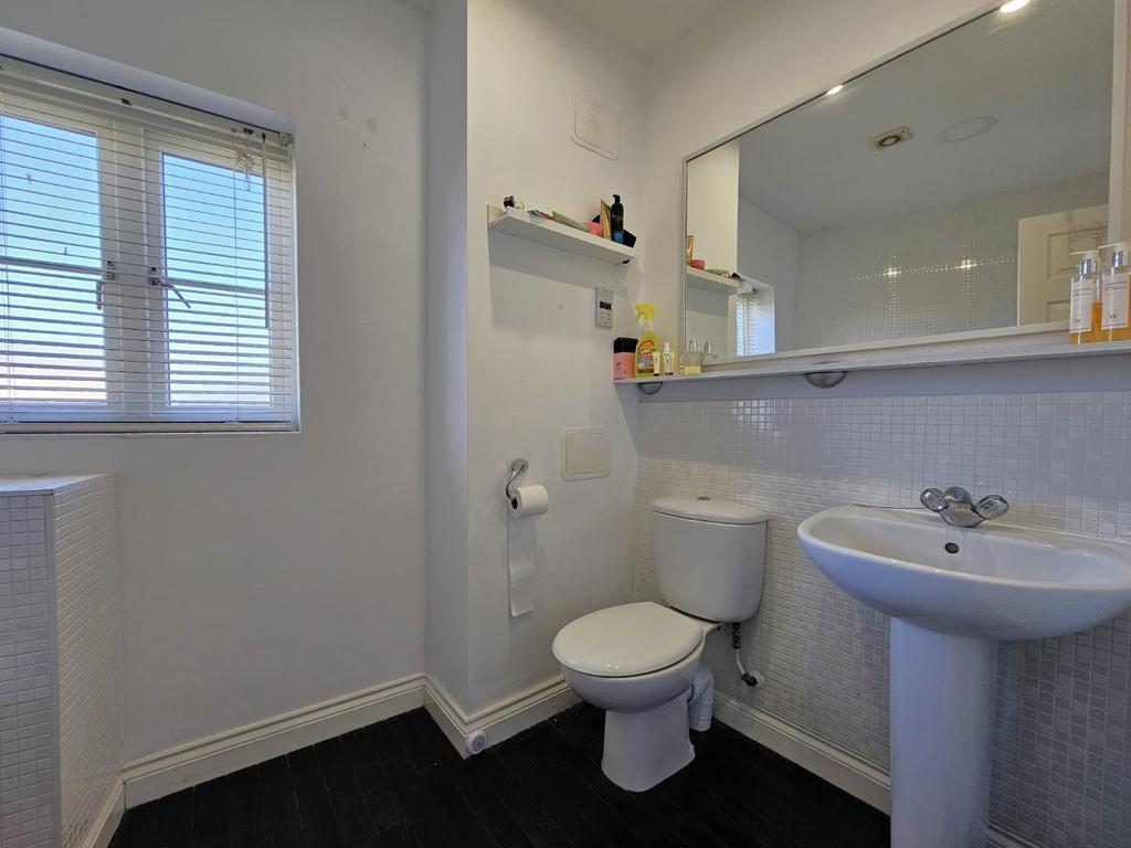 Bathroom 2.jpg