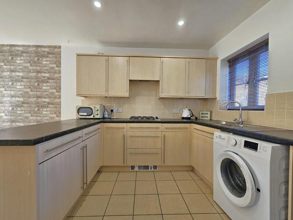 Kitchen 2.jpg