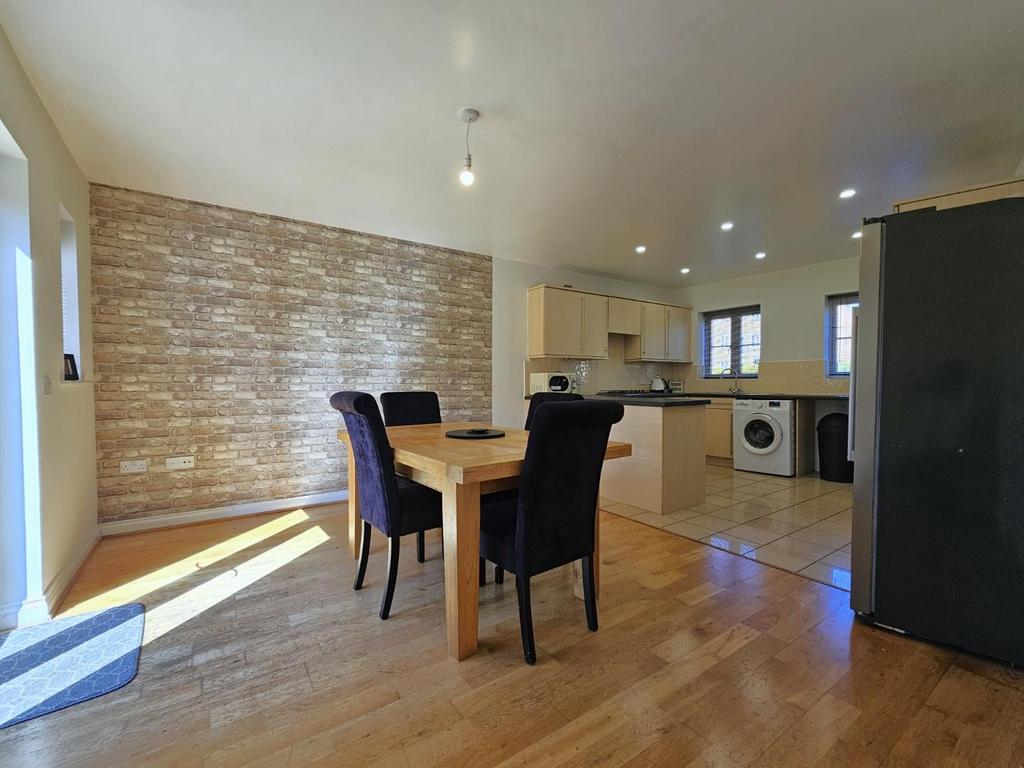 Kitchen Diner 2.jpg
