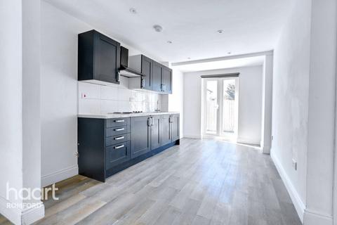 Flat 2, 24 Albert Road, Romford, RM1 2PJ
