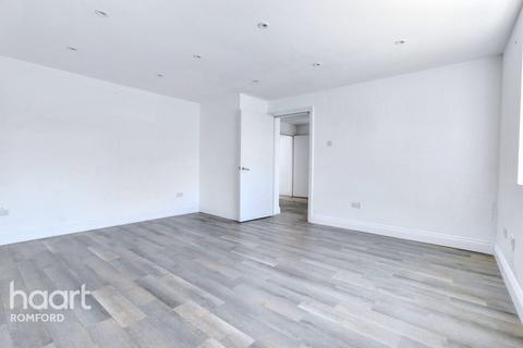 Flat 2, 24 Albert Road, Romford, RM1 2PJ