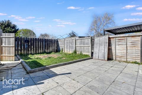 Flat 2, 24 Albert Road, Romford, RM1 2PJ