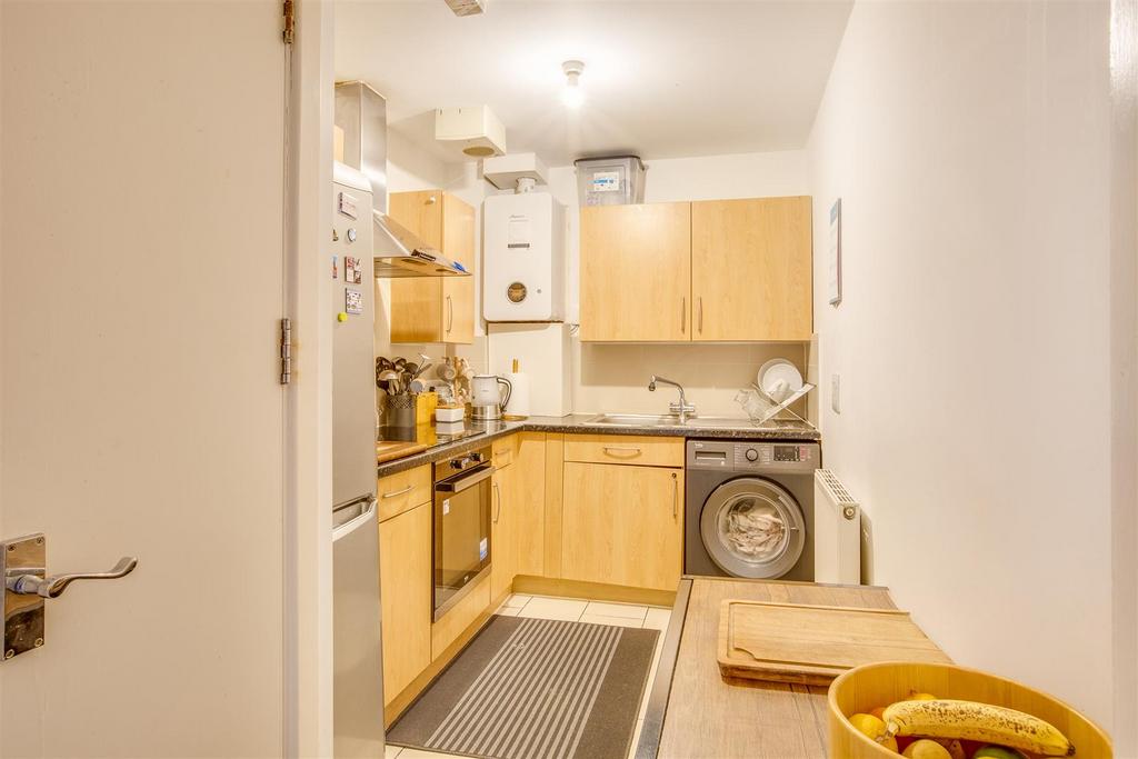 21 Greengate, Chairborough Road, HP12 3 GZ-4.jpg
