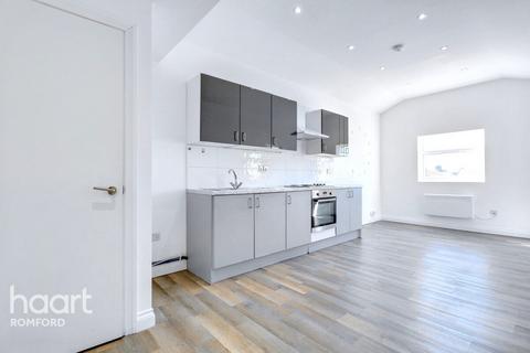 Flat 3, 24 Albert Road, Romford, RM1 2PJ