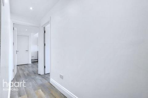 Flat 3, 24 Albert Road, Romford, RM1 2PJ