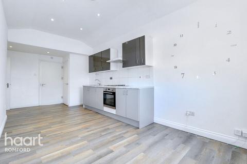 Flat 3, 24 Albert Road, Romford, RM1 2PJ