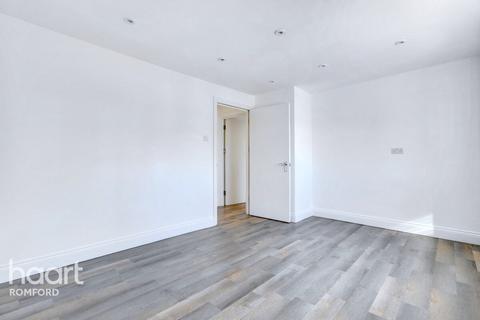 Flat 3, 24 Albert Road, Romford, RM1 2PJ