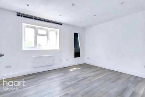 Flat 3, 24 Albert Road, Romford, RM1 2PJ
