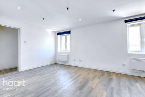 Flat 4, 24 Albert Road, Romford, RM1 2PJ