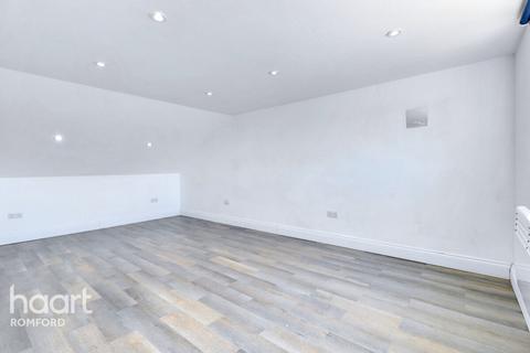 Flat 4, 24 Albert Road, Romford, RM1 2PJ