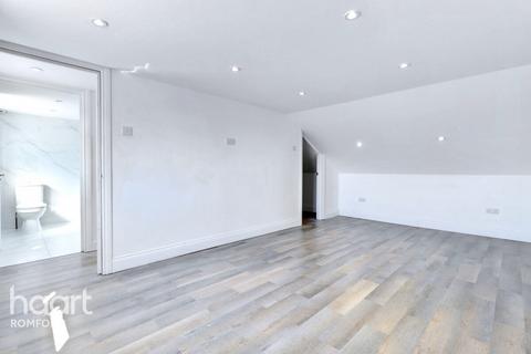 Flat 4, 24 Albert Road, Romford, RM1 2PJ