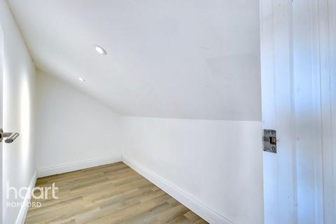 Flat 4, 24 Albert Road, Romford, RM1 2PJ