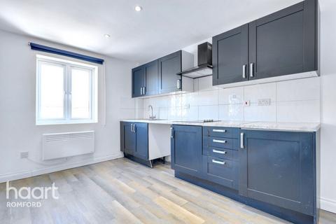 Flat 4, 24 Albert Road, Romford, RM1 2PJ