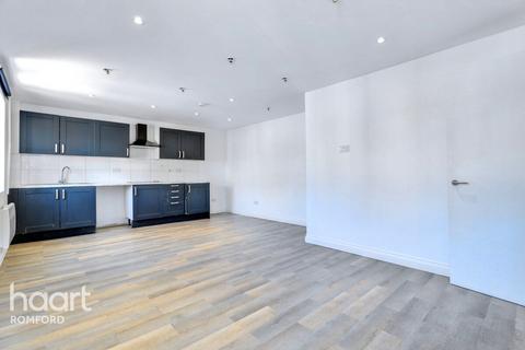 Flat 4, 24 Albert Road, Romford, RM1 2PJ