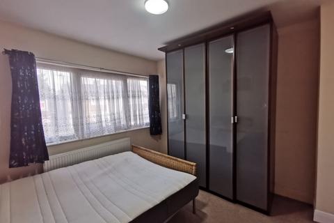 3 bedroom semi-detached house to rent, Holyrood Avenue, Harrow