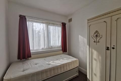 3 bedroom semi-detached house to rent, Holyrood Avenue, Harrow