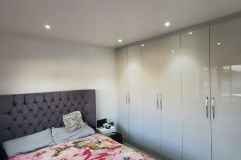 2 bedroom semi-detached house to rent, Fourland Walk, Edgware