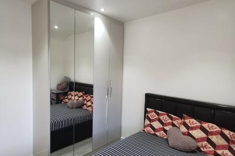 2 bedroom semi-detached house to rent, Fourland Walk, Edgware