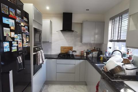 2 bedroom semi-detached house to rent, Fourland Walk, Edgware