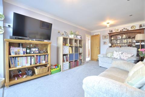 8 Camberley Close, Hucclecote, Gloucester, GL3 3PQ