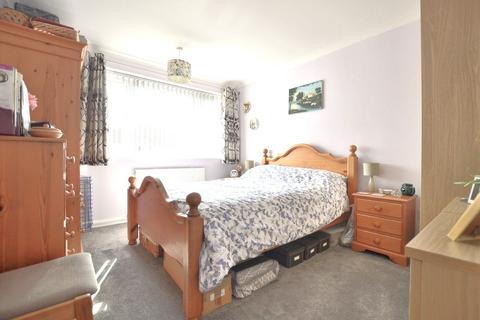 8 Camberley Close, Hucclecote, Gloucester, GL3 3PQ