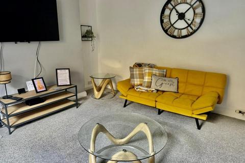 1 bedroom apartment to rent, 252 North Road West, Flat 1
