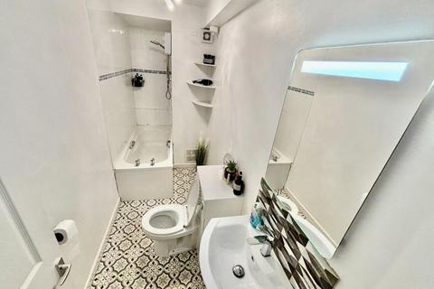 1 bedroom apartment to rent, 252 North Road West, Flat 1