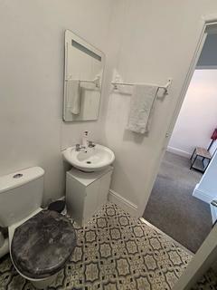 3 bedroom apartment to rent, 252 North Road West, Flat 3