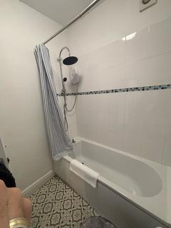 3 bedroom apartment to rent, 252 North Road West, Flat 3