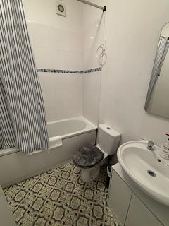 3 bedroom apartment to rent, 252 North Road West, Flat 3