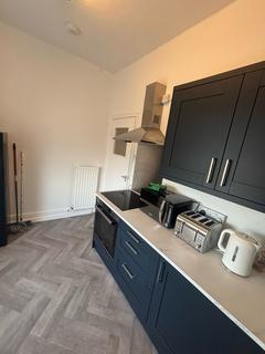 3 bedroom apartment to rent, 252 North Road West, Flat 3