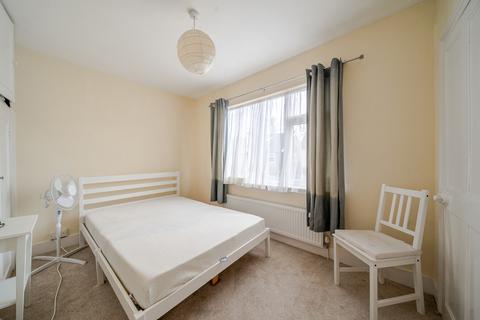 38 Arnold Road, Woking, GU21 5JU