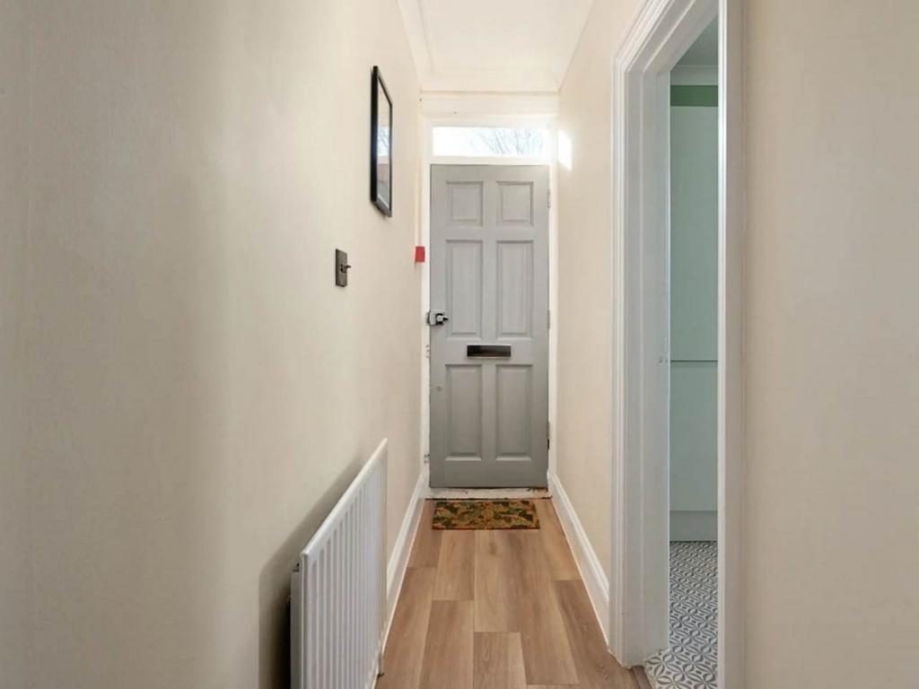 6 85 BV hallway