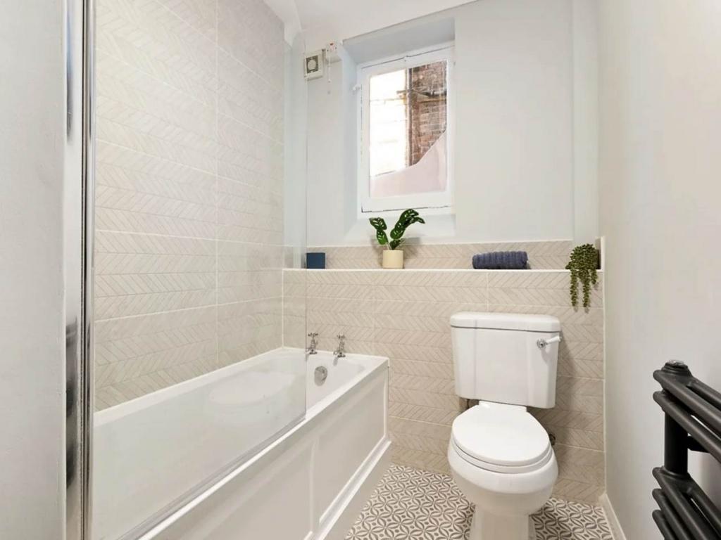 6 85 BV bathroom